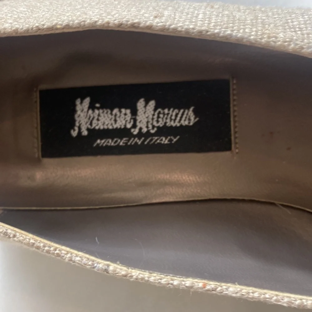 NEMAN MARCUS Made in Italy Classic Style Natural Oatmeal Gold Studded Low Heel - Picture 3 of 6